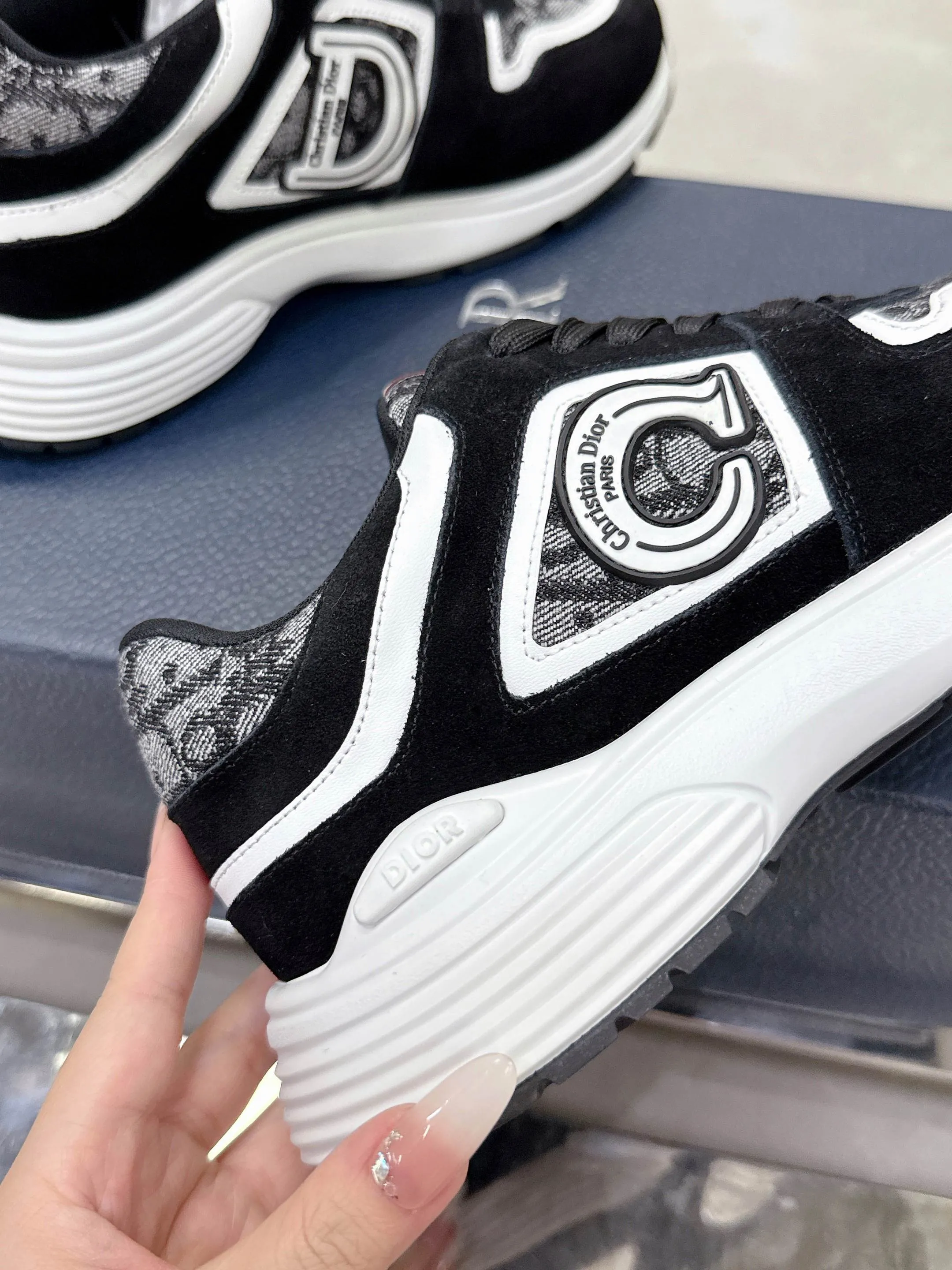 👟👟Ex-factory price 540👟👟 Dior Dior’s latest color matching B30 series dad sneakers. Original version 18,000💰 purchased for development and production. Brand new B30 sneakers. Dad Shoes style shoes that follow the trend of the retro market. The Dior logo on the tongue also indicates that this pair of shoes is the B30 model! B30 uses fine-textured leather and mesh cloth materials to form a shoe body. There are conspicuous letters CD on both sides of the shoe body to indicate identity. Many lines on the shoe body outline details to make the shoes look less monotonous and full of retro flavor. The delivery counter is exquisitely packaged🛍📦 ▪️Fabric: Original customized technical fabric + mesh ▪️Inner lining: Customized breathable lining ▪️Outsole: Original molded IP foam + TPU outsole ▪️Sole thickness: 3.5CM ▪️Size: Men’s size 39-45